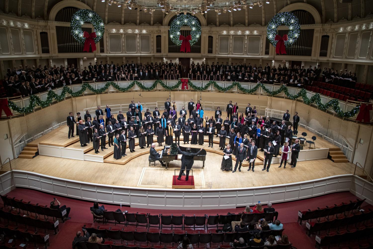 The <a href='http://d.zcqwtzb.com/'>bv伟德ios下载</a> Choir performs in the Chicago Symphony Hall.